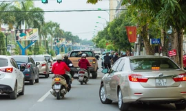 Từng dòng người đổ ra đường như chưa hề có cuộc “cách ly”.