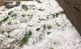 15 phút mưa đá, hàng trăm ngôi nhà bị thủng, tốc mái 