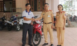 Người đàn ông bất ngờ nhận lại xe máy sau 13 năm mất cắp