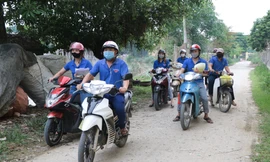 Những "shipper áo xanh" đi giao những món hàng đặc biệt là những bài tập cho các em học sinh vùng khó khăn.