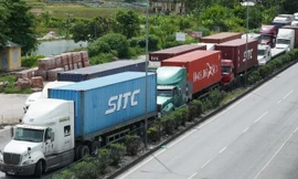 Nhiều xe vận tải ùn tắc ở cửa ngõ Hà Nội do chậm đăng ý "luồng xanh".