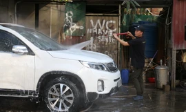 Giá rửa xe tăng cao, khách vẫn xếp hàng đợi chiều 30 Tết