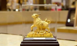 Trâu vàng lên kệ sẵn sàng cho ngày vía Thần tài