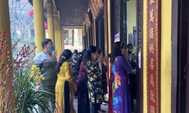 Đền chùa đông nghịt, áp dụng chặt biện pháp phòng chống COVID 19