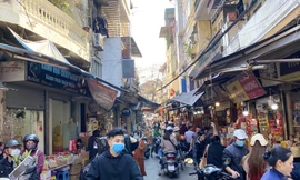 Phiên chợ cuối năm: Bánh chưng ế ẩm, khách sắm Tết 'giá nào cũng mua'