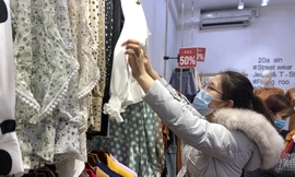 Quần áo xả hàng tràn vỉa hè, hàng dài người xếp hàng chờ thanh toán