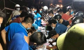 Lái xe Hải Phòng chen nhau lấy kết quả xét nghiệm PCR. Ảnh: VnExpress.