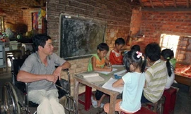 Cảm phục người thầy trên xe lăn