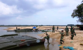 Cận cảnh công binh bắc cầu phao, xây hầm ngầm