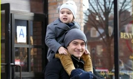 Vắng Miranda, bố con Orlando Bloom vẫn vui vẻ dạo phố