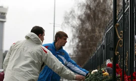 Người dân đặt hoa tưởng niệm bên ngoài Sân bay Quốc tế Kazan, Nga