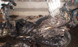 Chiếc xe cháy chỉ còn trơ lại khung. Ảnh: Tuấn Nguyễn