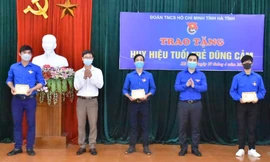 3 thanh niên cứu người đuối nước được trao Huy hiệu Tuổi trẻ