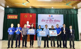 Chia sẻ khó khăn cùng người dân vùng lũ Hà Tĩnh