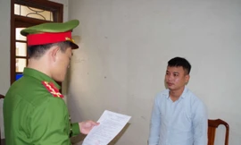 Bị nhắc nhở uống rượu, thanh niên cầm dao chém cha đẻ