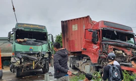 Xe tải và container nát bét sau va chạm, hai tài xế may mắn thoát nạn