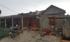 Lốc xoáy khủng khiếp khiến hơn 150 ngôi nhà bị tốc mái ở Hà Tĩnh