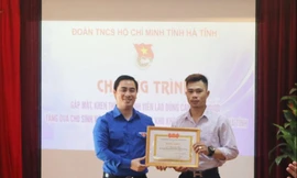 Trao tặng bằng khen cho sinh viên Lào cứu người rơi xuống cầu