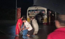 Giải cứu xe buýt chết máy giữa dòng nước xiết