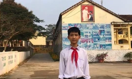 Em Lê Văn Tiến trả lại bọc tiền cho người đánh rơi.