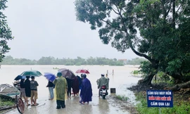 Băng qua đập tràn nước chảy xiết, người đàn ông bị lũ cuốn tử vong