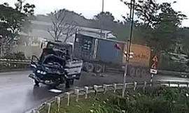 Xe tải tông trực diện xe container, 3 người bị thương nặng