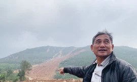  Núi lở, nhiều khối đất đá 'khổng lồ' đổ xuống ruộng