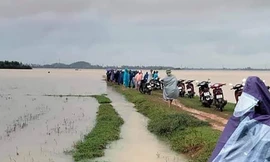 Đi câu cá cùng bố, con trai bị nước lũ cuốn trôi