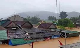 Nước dâng cao gần tới nóc nhà, một huyện ở Nghệ An bị cô lập hoàn toàn