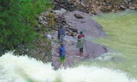 Hàng chục người bất chấp hồ xả lũ vẫn săn bắt cá dưới dòng nước xiết