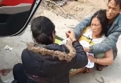 Sản phụ người Mông chuyển dạ sinh con ngay bên vệ đường