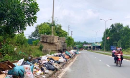 Không có bãi tập kết, rác bủa vây đường Hồ Chí Minh