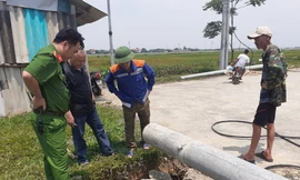 Cột điện đổ sập khi đang kéo đường dây khiến một người tử vong