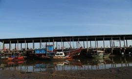 Cảng cá hơn 110 tỷ bị bồi lấp, tàu thuyền 'treo' trên cát 