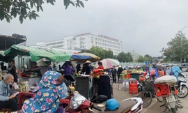 Bát nháo trước cổng bệnh viện Hữu nghị đa khoa Nghệ An