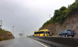 Xe khách chở 15 người tông vào vách núi lúc rạng sáng