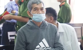 'Yêu râu xanh' 70 tuổi xâm hại hai bé gái 8 tuổi lĩnh án