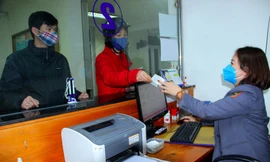  Khách hàng đổi trả vé phải mang giấy tờ tuỳ thân để làm thủ tục. 