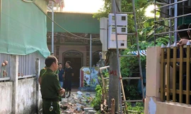 Trèo lên mái che sửa bóng đèn, cán bộ xã bị điện giật tử vong