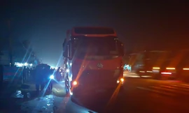 Qua đường, bé trai 3 tuổi bị xe đầu kéo đâm tử vong