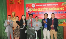 Hội Doanh nhân trẻ Nghệ An trao tặng máy lọc nước cho lãnh đạo xã Châu Lý.
