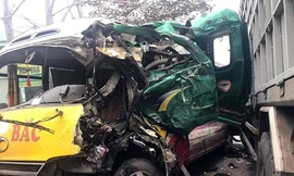 Va chạm cực mạnh, xe buýt xe tải biến dạng, nhiều người bị thương