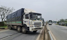 Bị CSGT lập biên bản, tài xế đánh lái cho xe tải chắn ngang QL1A