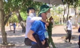 Cảm động thanh niên tình nguyện cõng nữ sinh khuyết tật đi thi