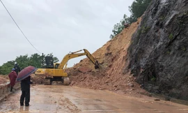 Kinh hãi hàng nghìn khối đất đổ ập xuống quốc lộ ở Nghệ An