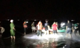 Cứu 7 chiếc thuyền cùng ngư dân bị lốc xoáy đánh chìm trên biển