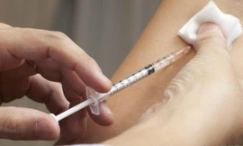 Nhờ y tá về hưu tiêm thuốc, cụ bà 75 tuổi tử vong