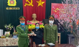 Đánh rơi hơn 1 cây vàng, cô gái may mắn được nhận lại