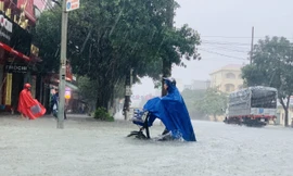 Mưa xối xả từ đêm đến sáng, người dân Hà Tĩnh vật lộn trong biển nước 