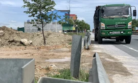 Dân tự ý phá dỡ tường hộ lan trên QL1A làm lối dẫn vào nhà